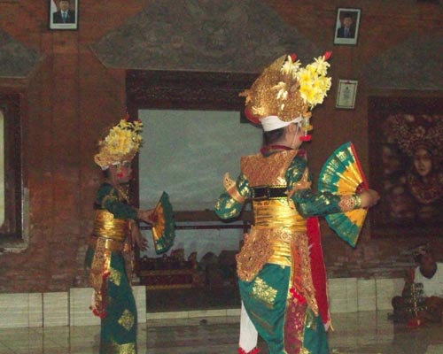 bali LA REPRESENTACION DE LA DANZA LEGONG KERATON