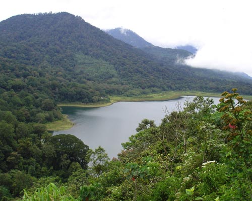  los lagos gemelos de Buyan y Tamblingan.
